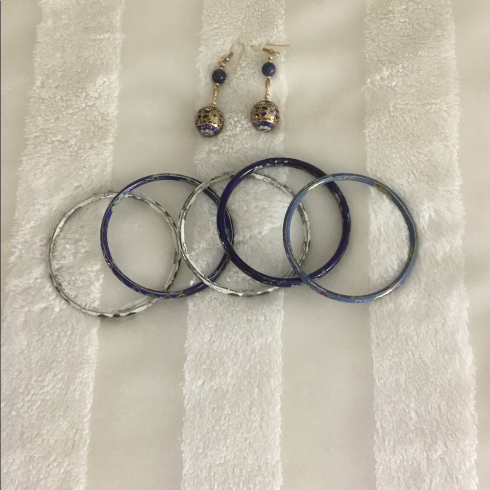 Colorfull bangles with a match set of earings.